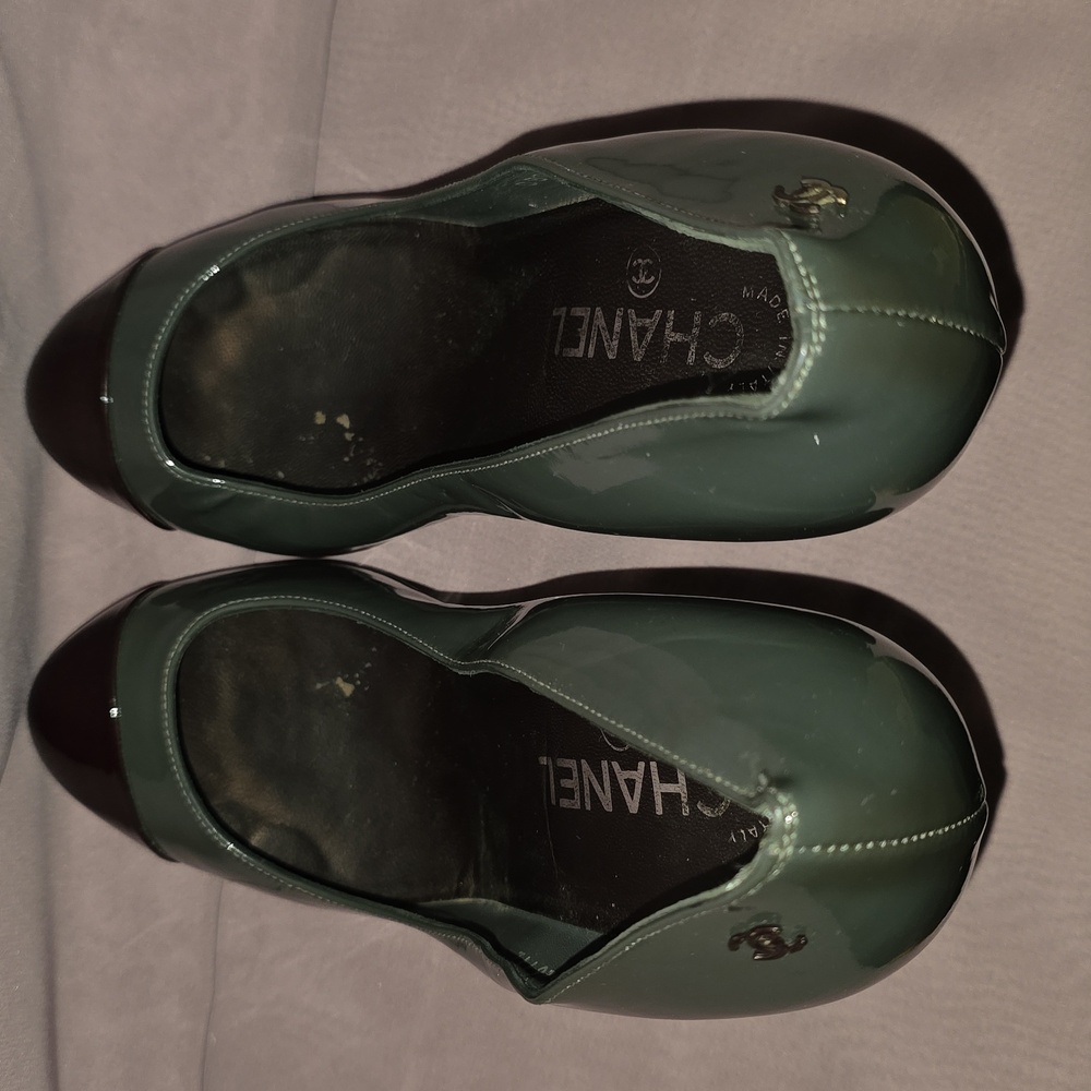 CHANEL Grey and Burgundy / Brown Patent Leather Cap-Toe Heels - Picture 5 of 9